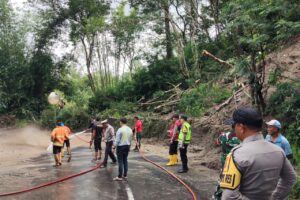 Polres Tanah Karo Bersihkan Material Longsor dan Atur Arus Lalu Lintas di Barus Jahe