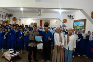 Personel Sat Brimob Polda Sumut Brigadir Ricky A Sihotang Terima Undangan SMP IT Nurul ‘Azizi Sebagai Pembicara