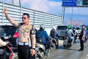 Diskresi Kemanusiaan, Polantas Kawal Ratusan Pemotor Masuk Tol karena Banjir Bekasi
