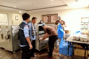 Ketua Kloter 08 KNO Pantau Langsung Distribusi Konsumsi Jemaah Haji